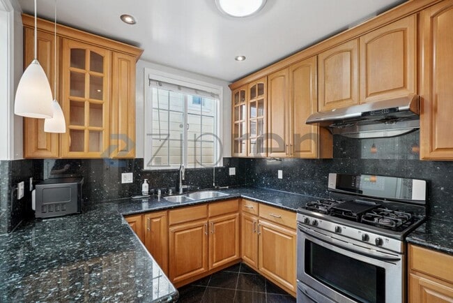 Building Photo - 16 Dunsmuir St