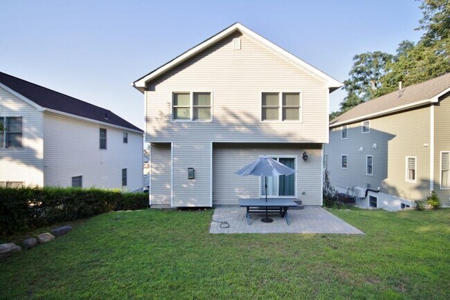 Building Photo - 150 Clove Ave