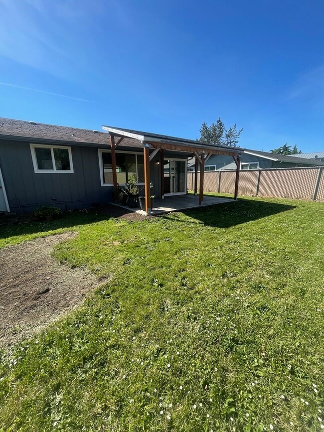 Building Photo - Charming 2 Bedroom Duplex With Fenced Yard In Quiet Neighborhood!