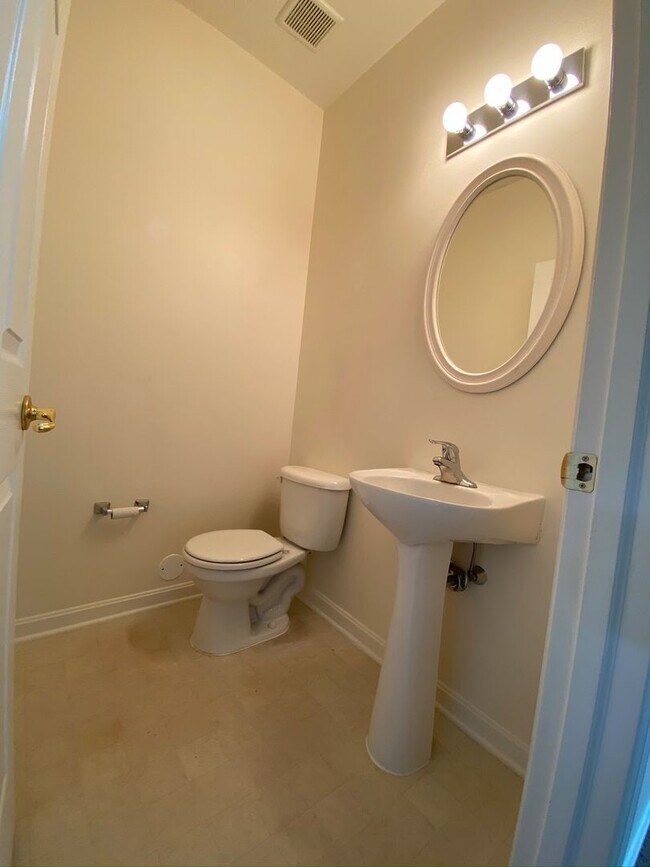 Building Photo - 3 bedroom, 2.5 bath spacious townhome