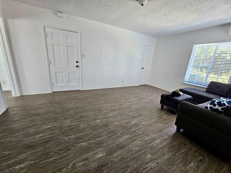 Building Photo - 1349 W 35th St