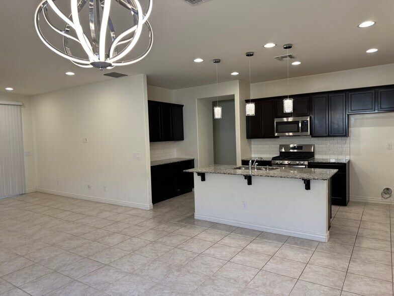 Building Photo - 9431 E Static Ave