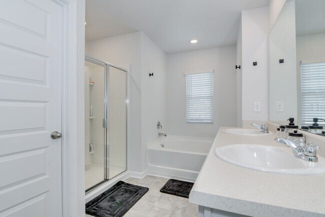 Building Photo - Beautiful 5 Bedroom 3 Bath