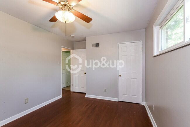Building Photo - Fantastic 3bd/1.5ba home! Coming soon!