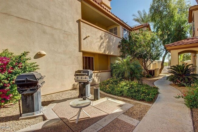 Building Photo - 3 bed remodeled  Old Town condo w/garage