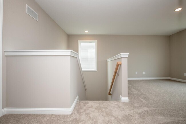 Building Photo - 685 Shaker Dr