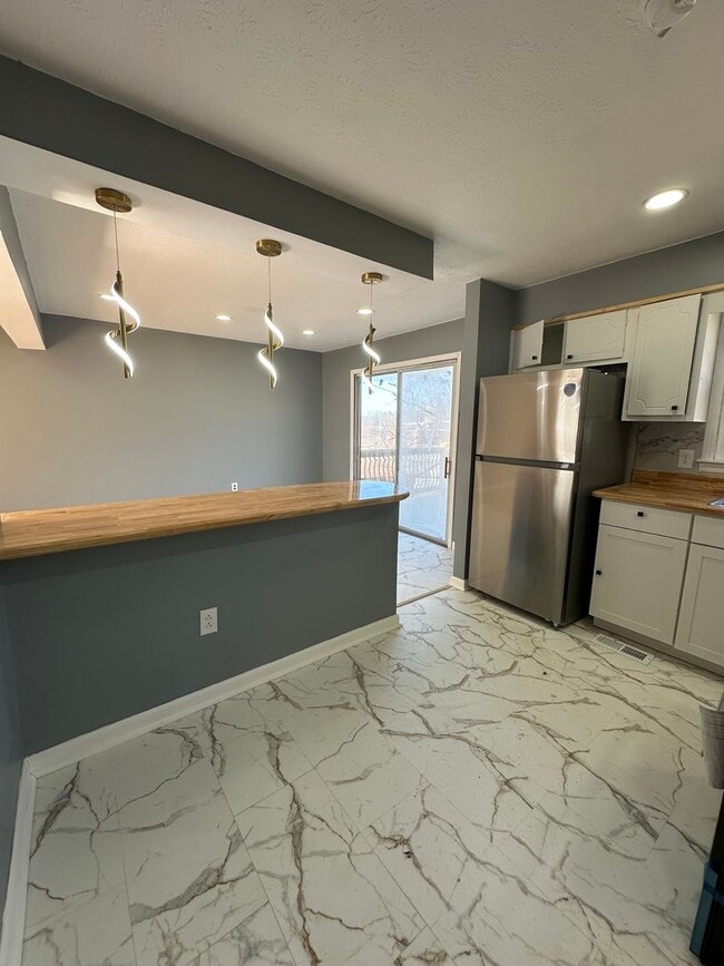 Building Photo - 5 Bedroom / 3 Bath Home Kingsport, TN