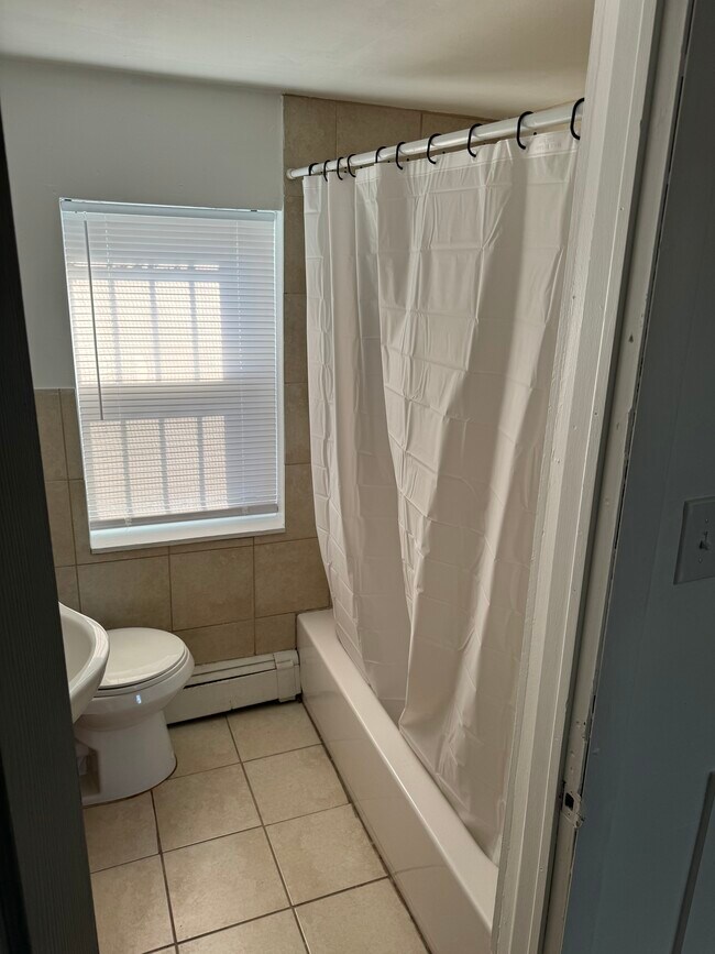 Building Photo - 424 E Girard Ave