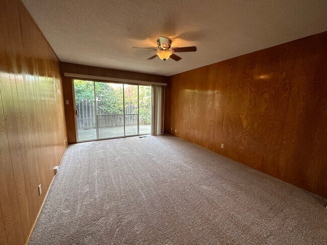 Building Photo - 3 Bedroom 2 Bathroom Duplex in Greenhaven