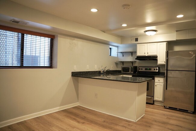 Building Photo - Lavish Lower Level 1 BR/ 1 BA Condo in Col...