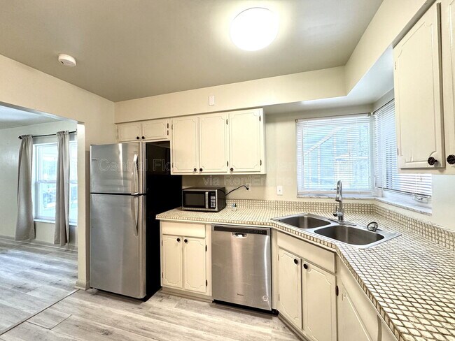Building Photo - 1074 Gerona Ave