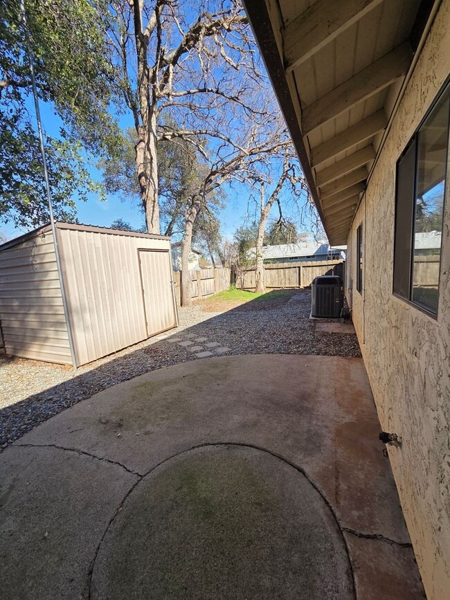 Building Photo - Must see! Conveniently located 3 bedroom with pets considered