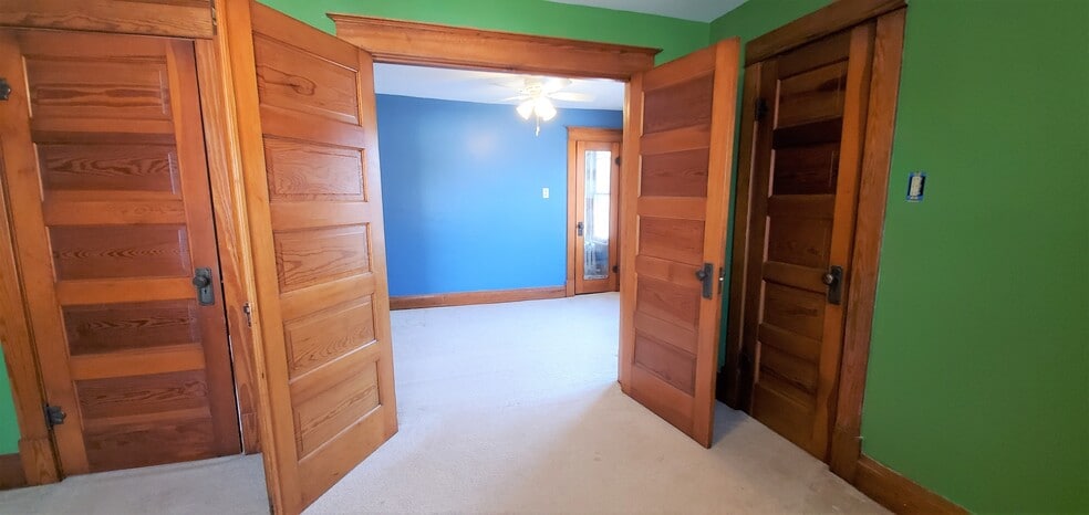 Building Photo - 332 E 5th St