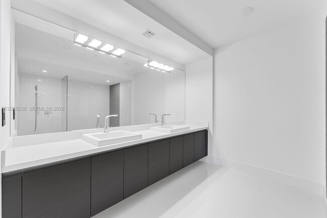 Building Photo - 300 Sunny Isles Blvd
