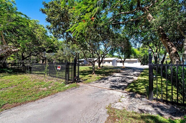 Building Photo - 11301 SW 91 Ave