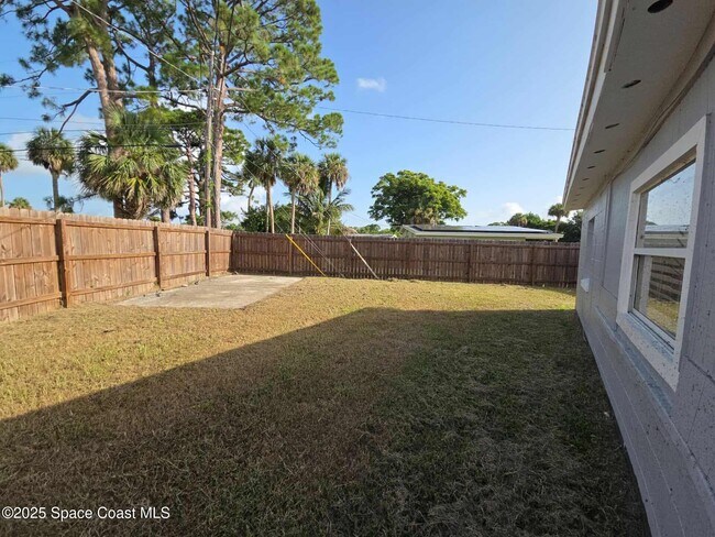 Building Photo - 472 Camel Cir
