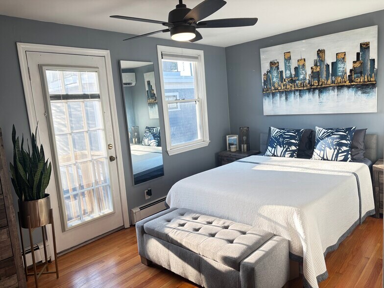 Sun filled bedroom - 18 Concord St