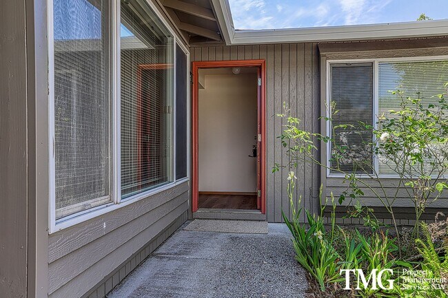 Building Photo - 2 Bedroom Duplex W/ attached garage in Was...