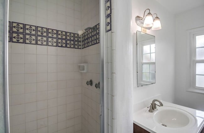 Building Photo - Cozy Home Between Mission Beach and Missio...