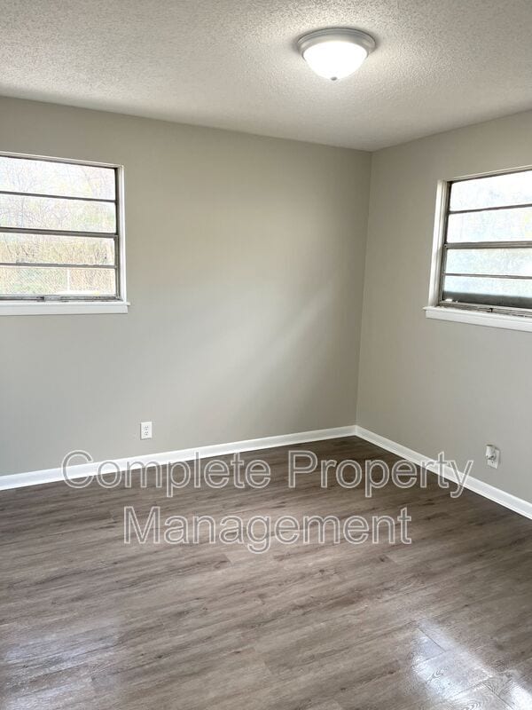 Building Photo - 1108 Hall St