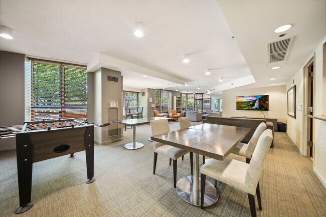 Building Photo - 400 N La Salle Dr