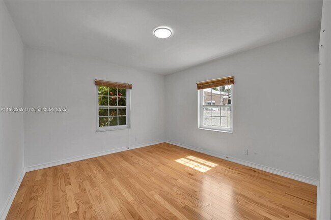 Building Photo - 1520 NE 108th St