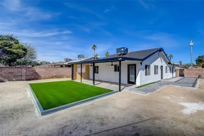 Building Photo - 4401 Vía Torino