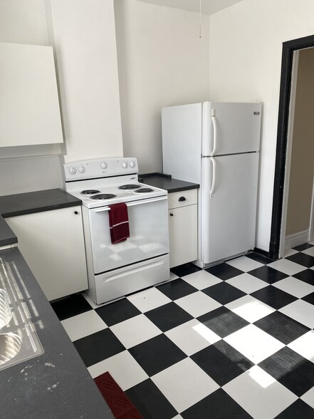 Building Photo - 826 E 2nd St