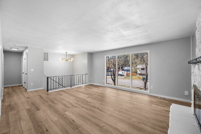 Building Photo - 111 S Ridgewood Dr
