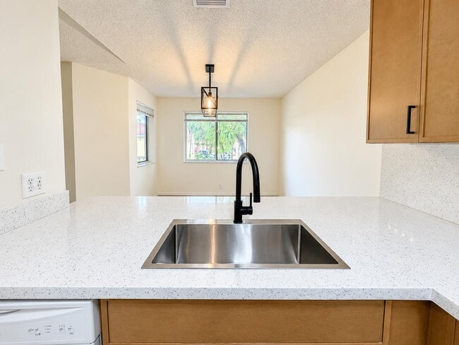 Building Photo - 1172 Coral Club Dr