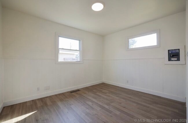 Building Photo - 420 Meadowbrook Ln