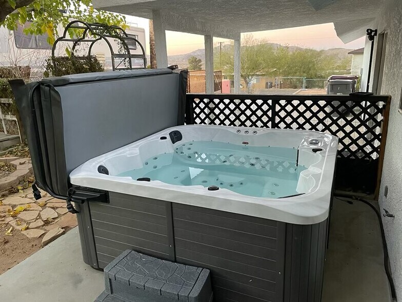 Hot tub with cover and lift - 7084 Hillview Rd