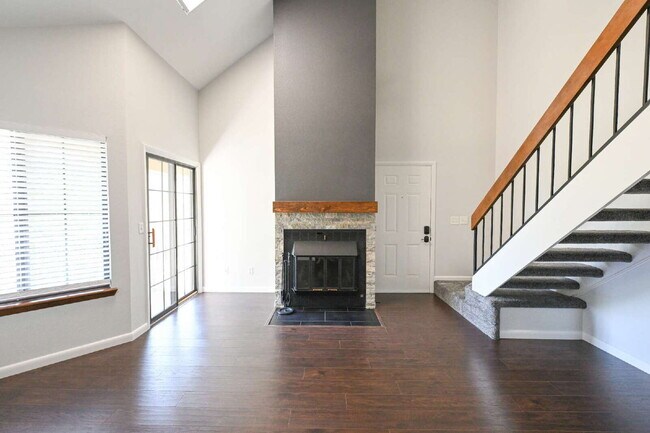 Building Photo - $2,195 - 1 Bed, 1 Bath Updated Lofted Cond...