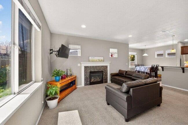 Building Photo - 3 Bedroom, 2.5 Bathroom Medford Home