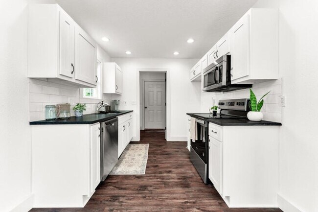 Building Photo - NIXA-5 Bed, 3 bath REMODELED Home | Walkout BASEMENT | Neighborhood Park | Fenced Yard | PETS Wel...