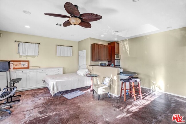 Building Photo - 212 3rd Ave