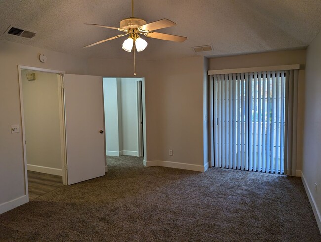 Building Photo - Spacious condo with modern updates located...