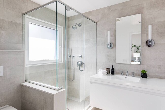 Building Photo - 32 Island View Dr W