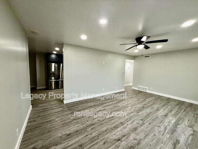 Building Photo - 6920 Demaret Dr