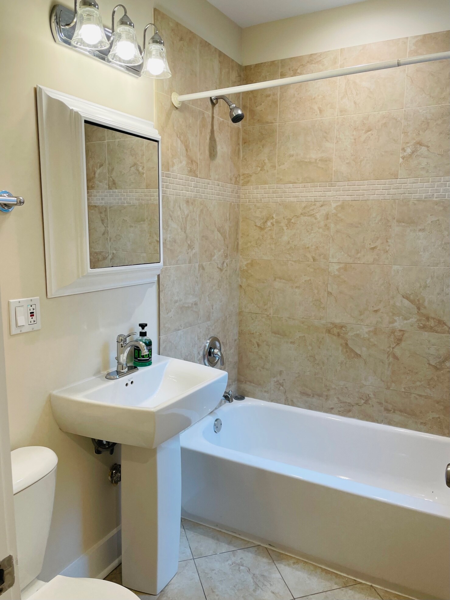 2nd Full Bathroom - 7408 N Hoyne Ave
