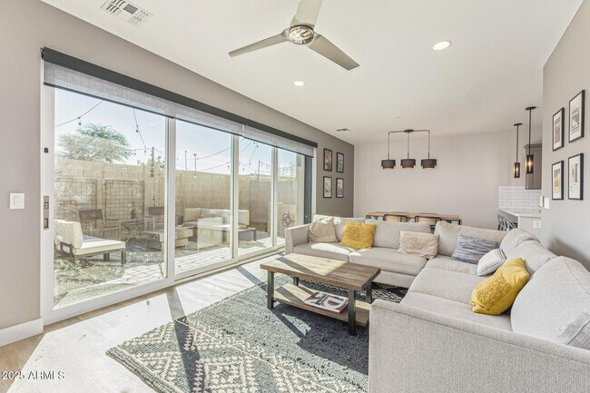 Building Photo - 2315 E Pinchot Ave