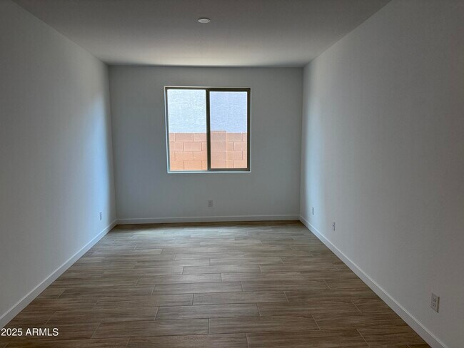 Building Photo - 40563 W Michaels Dr