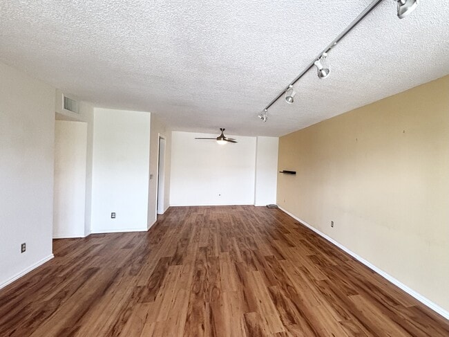 Building Photo - 710 E 200 S