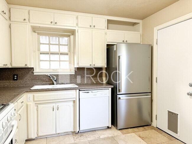 Building Photo - 2 Bedrooms plus Bonus Room near Mayfair Area in NW OKC