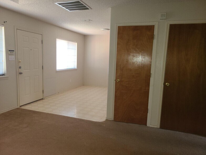 Primary Photo - 1018 Lexington Cir