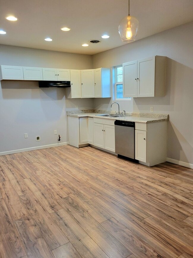 Building Photo - For Rent...2927 Warren Ave, Granite City