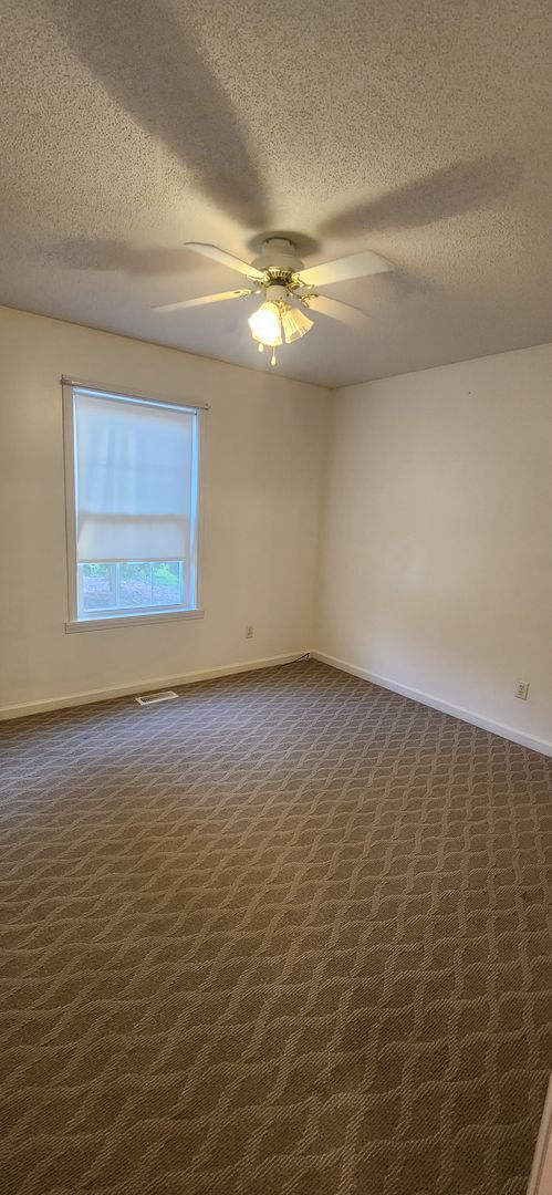 Building Photo - 3 bedroom / 2 bath Perfect location *Available for a 12 month lease* Unfurnished