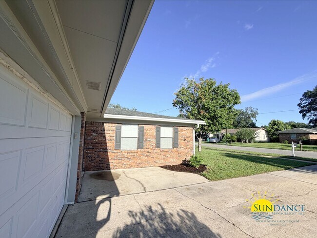 Building Photo - 723 Clark Dr