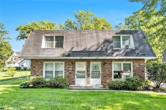 Building Photo - $1250 /2-bedr/1.5 bath town house duplex; tenant pays only electric (Kalamazoo)