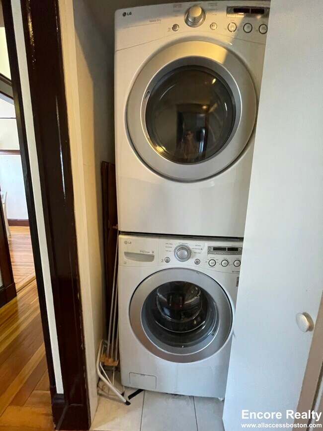 Building Photo - 56 Hobson St